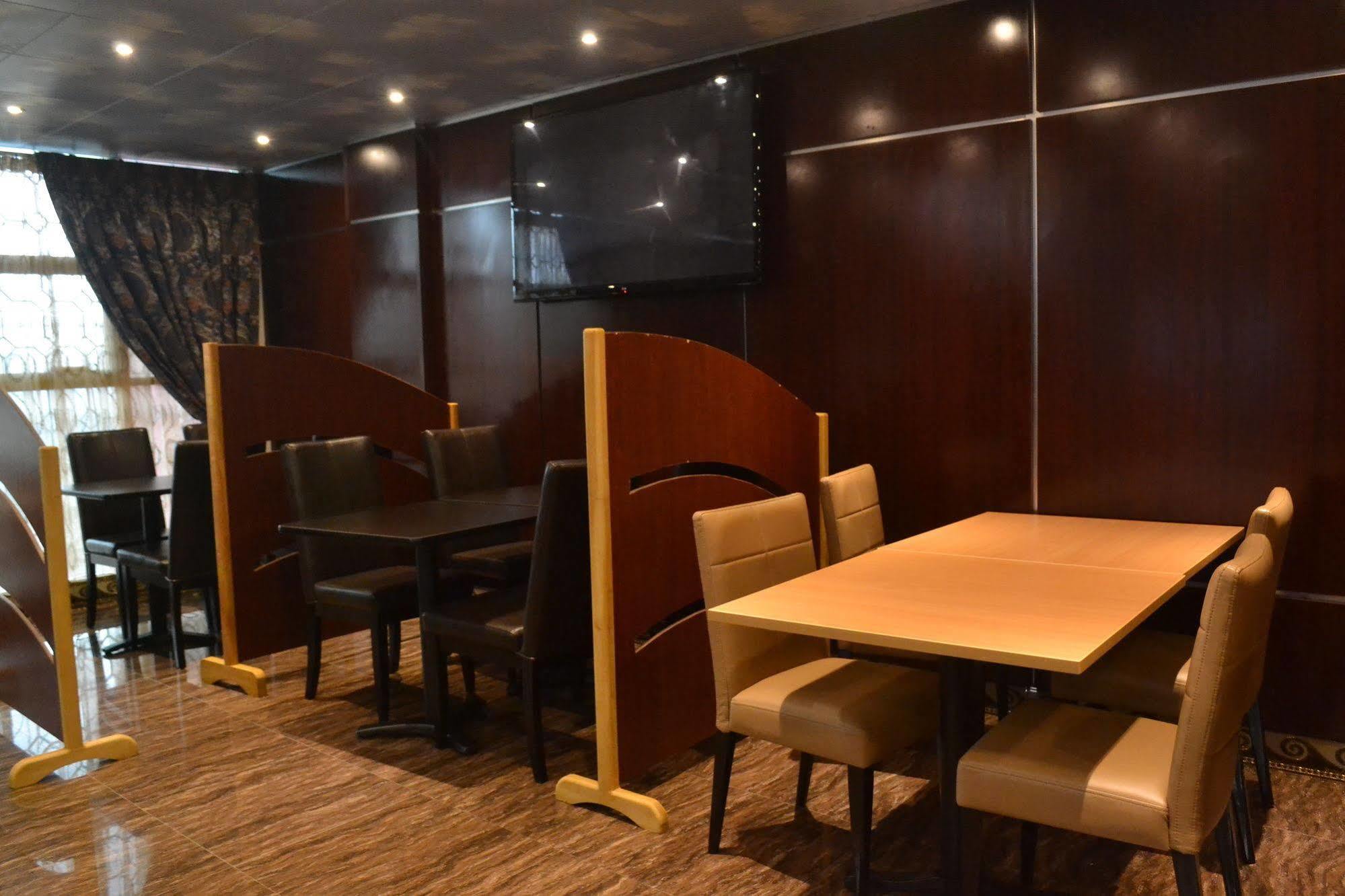 Noubou International Hotel Douala Buitenkant foto