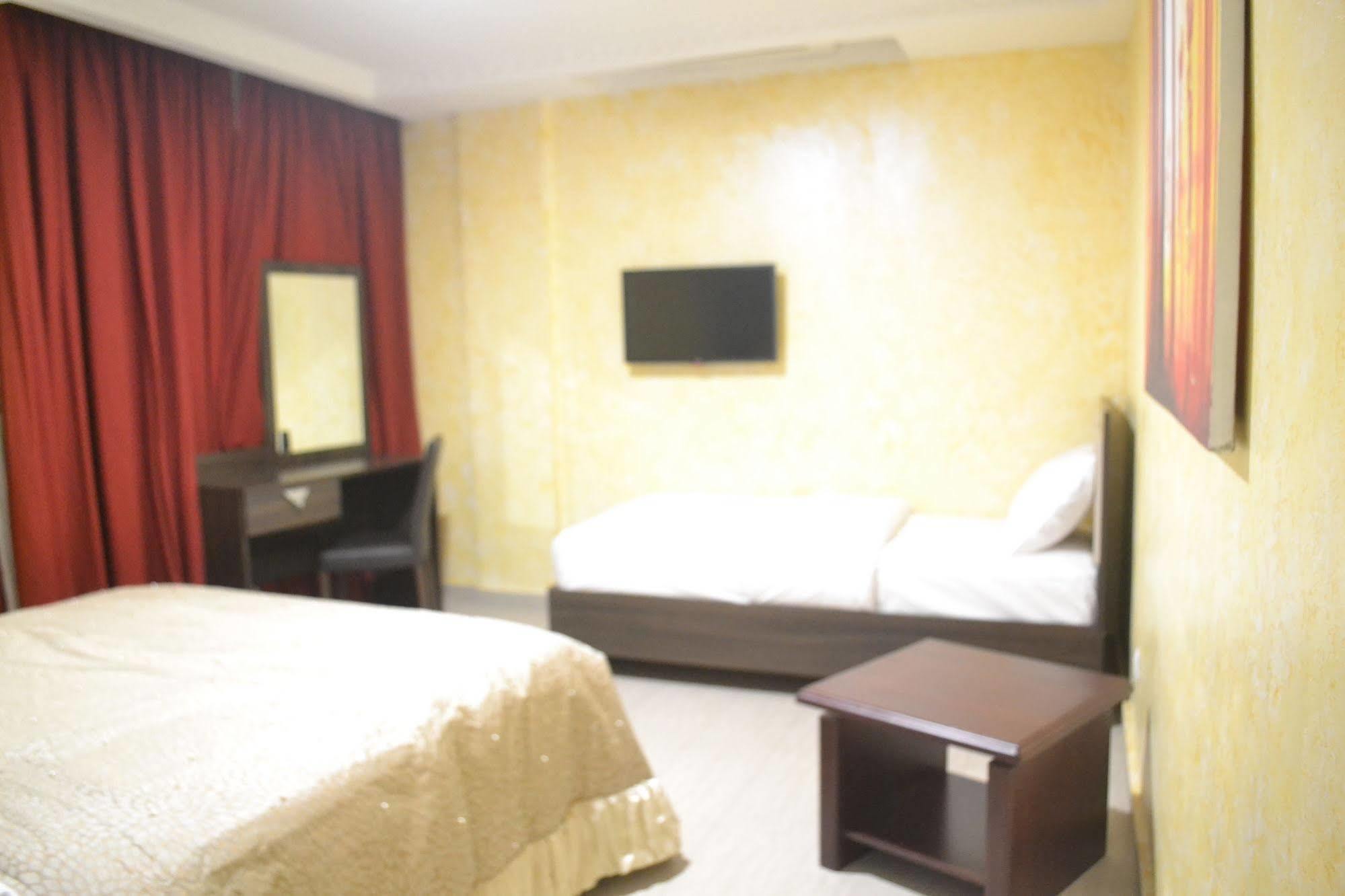Noubou International Hotel Douala Buitenkant foto