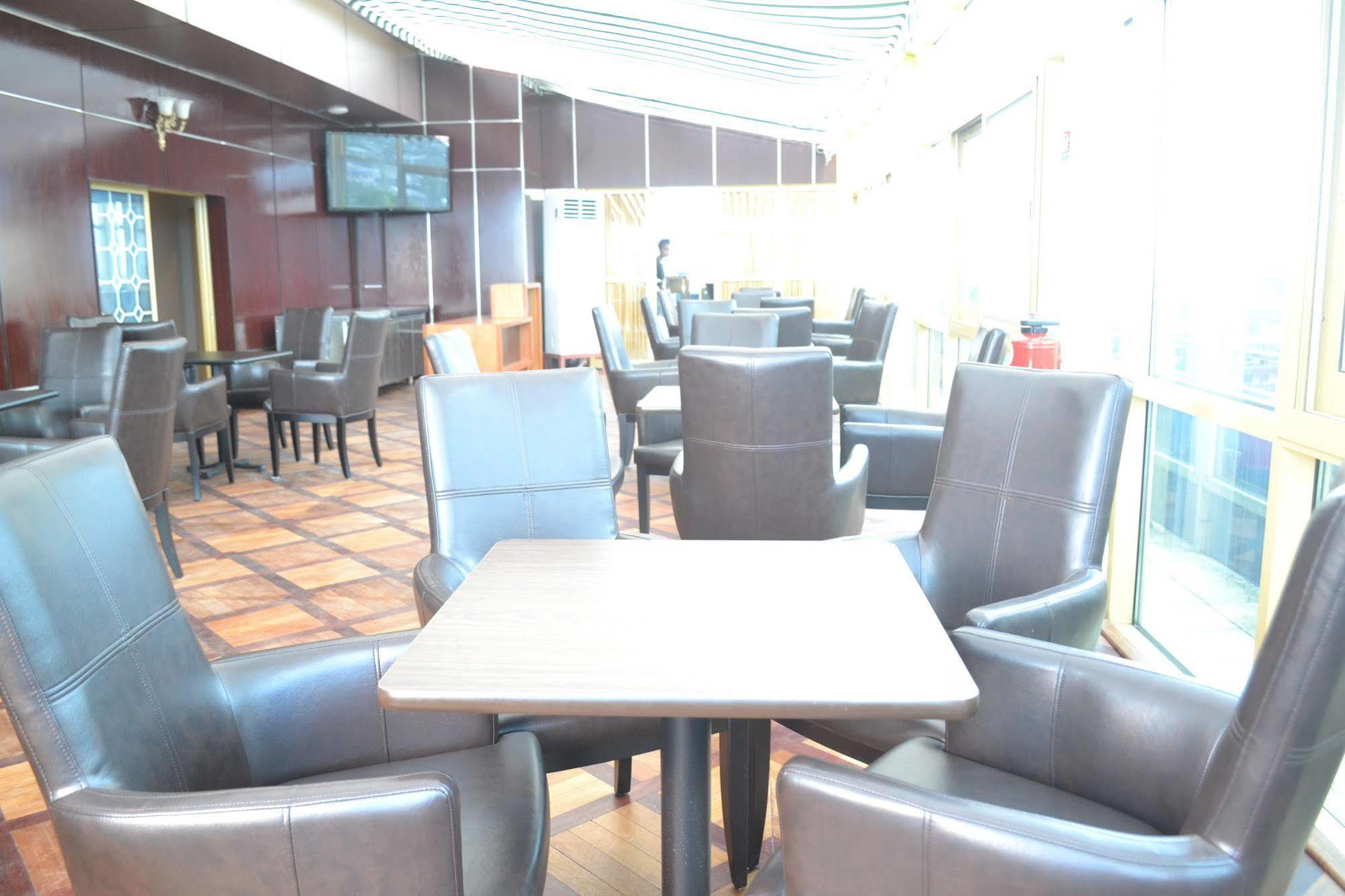Noubou International Hotel Douala Buitenkant foto
