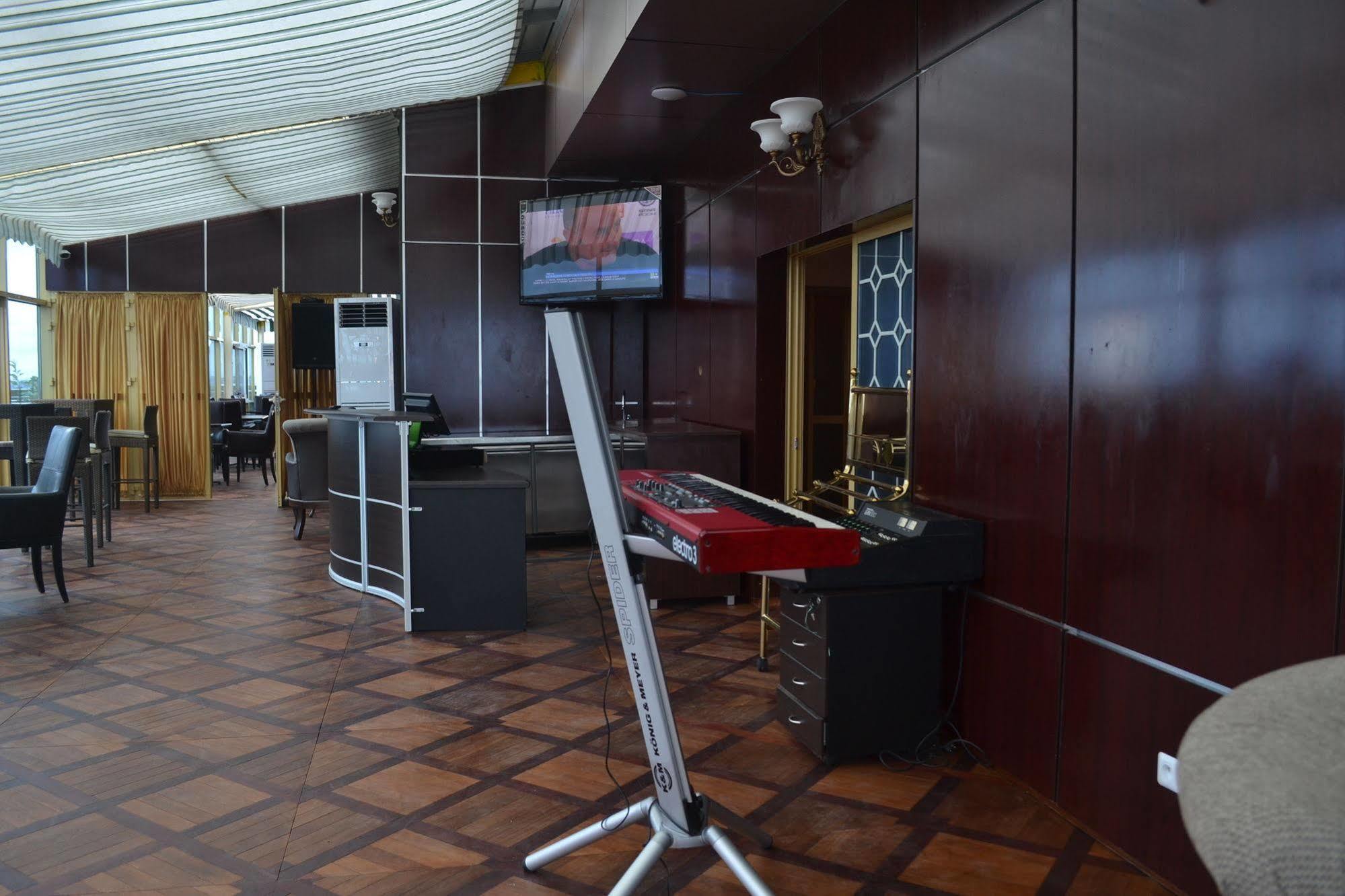 Noubou International Hotel Douala Buitenkant foto