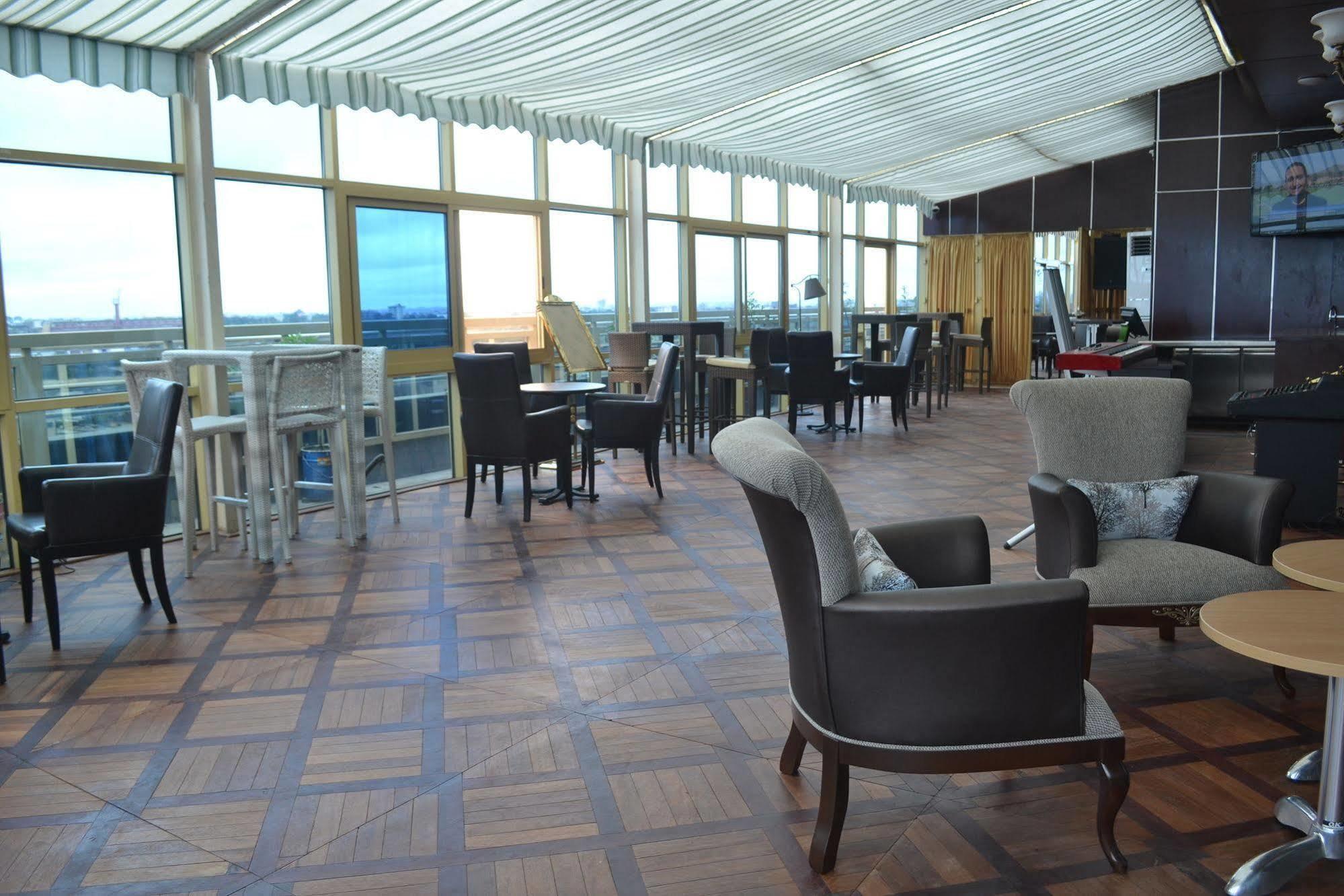 Noubou International Hotel Douala Buitenkant foto