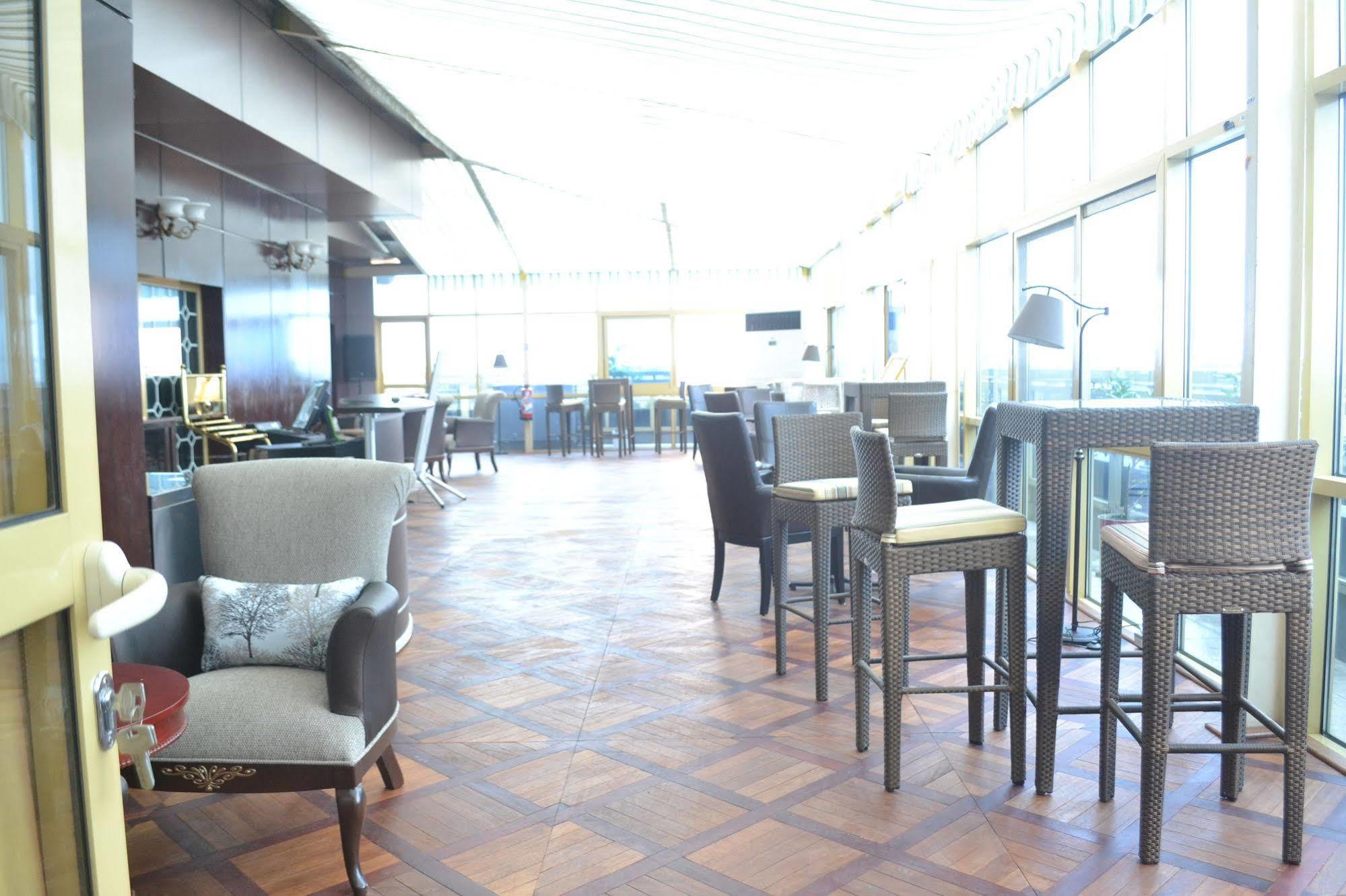 Noubou International Hotel Douala Buitenkant foto