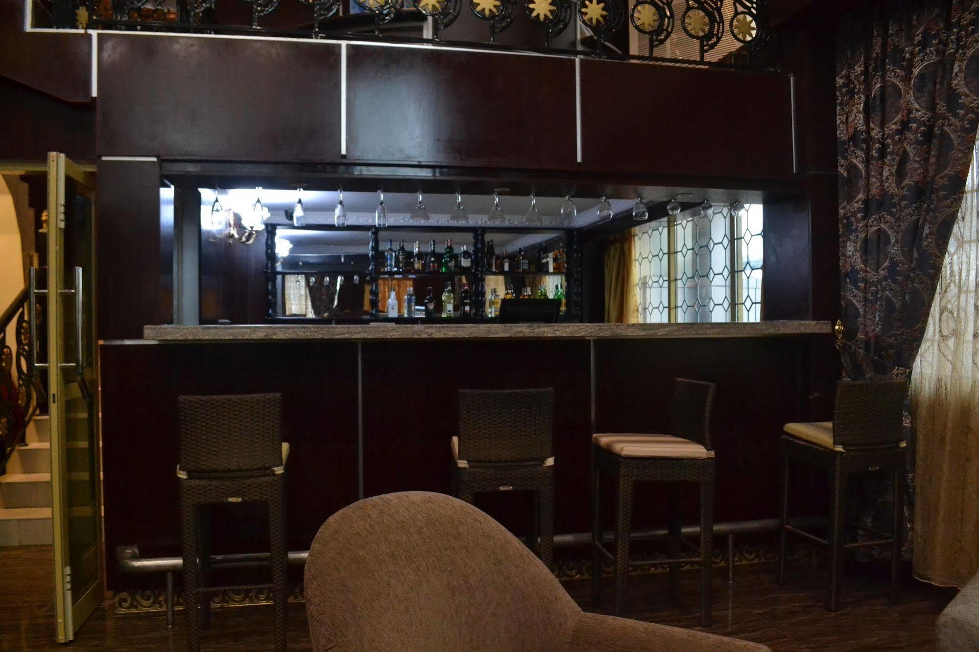 Noubou International Hotel Douala Buitenkant foto