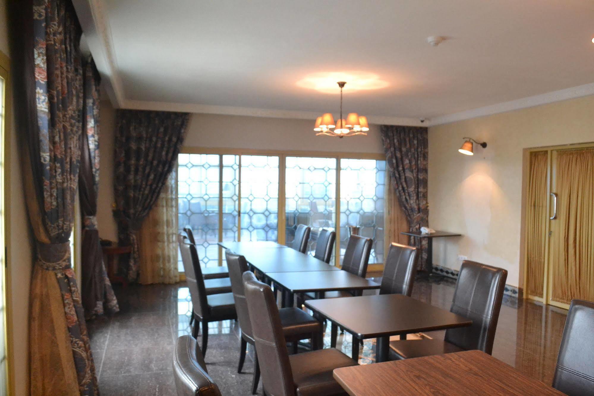 Noubou International Hotel Douala Buitenkant foto