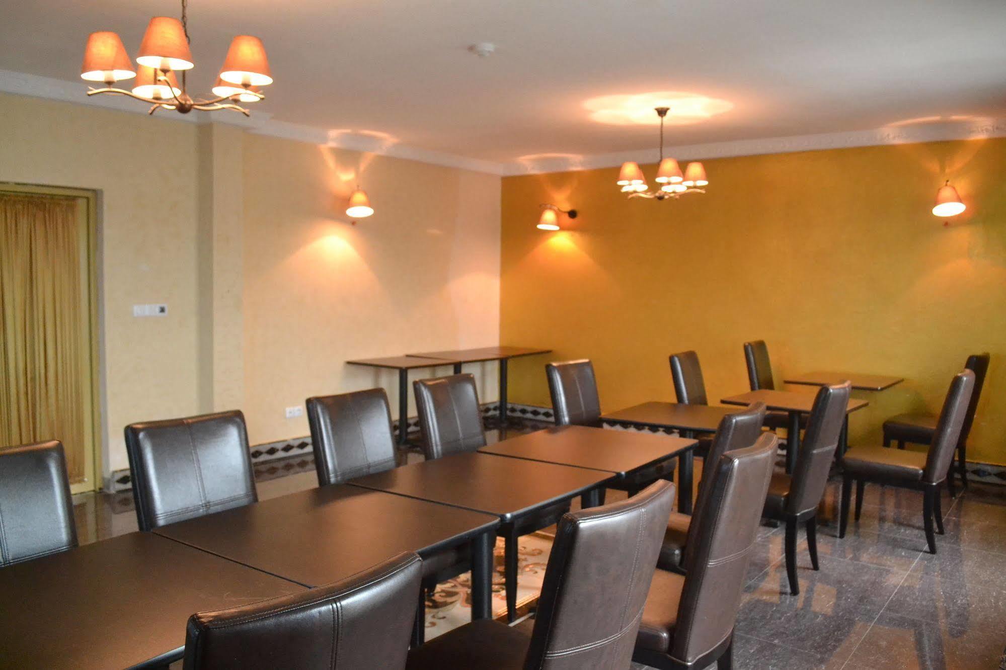 Noubou International Hotel Douala Buitenkant foto